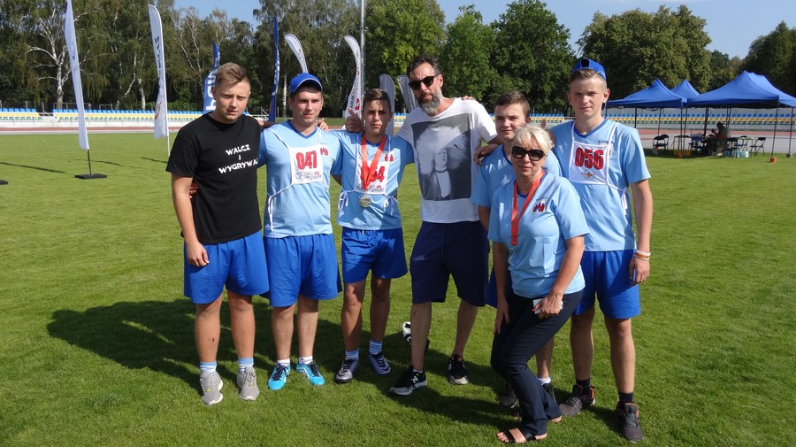 Złoci medaliści z nauczycielką naszej szkoły i z Szymonem Majewskim