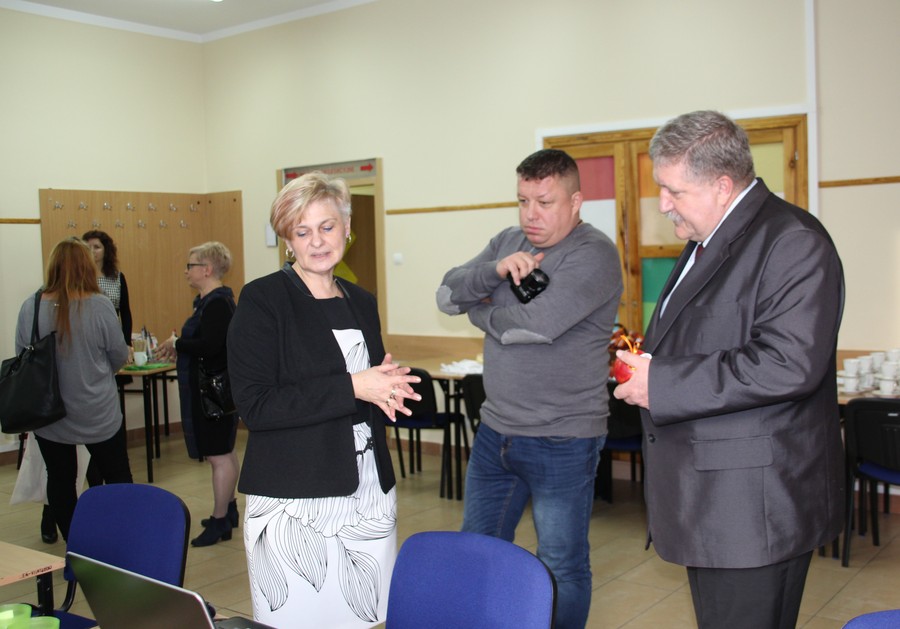 Ewa Olejnik prezentuje czujniki w pracowni stacjonarnej KPCEN