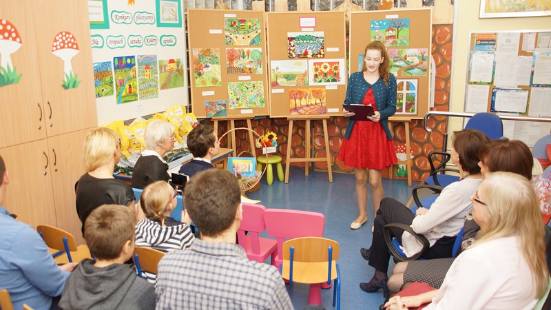 Występ wokalny uczennicy technikum z Bursy nr 1 w Bydgoszczy