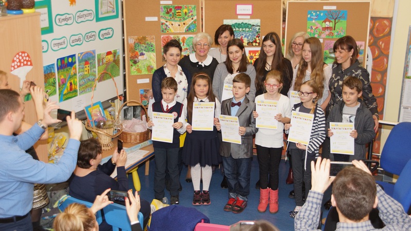 Wspólne zdjęcie z nagrodzonymi dyrekcją oraz organizatorami