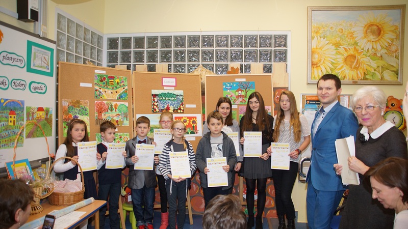 Wspólne zdjęcie z nagrodzonymi dyrekcją oraz organizatorami