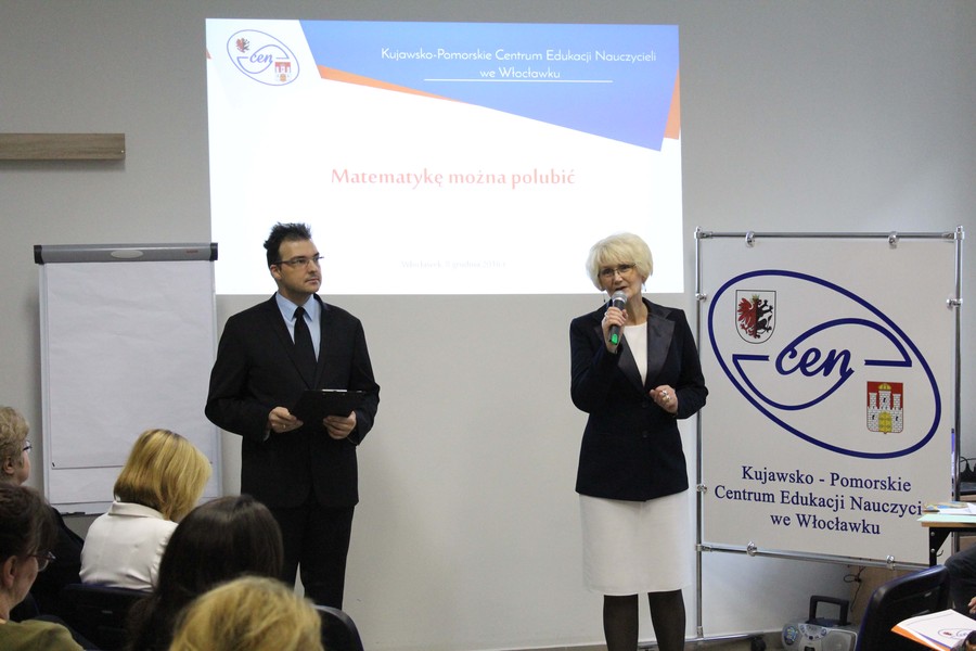 Dyrektor KPCEN we Włocławku Grazyna Troszyńska i Patryk Krzemiński Kierownik Pracowni Dydakyki, Doradztwa i Inowacyjnej Edukacji rozpoczynają konferencję Matematykę można polubić