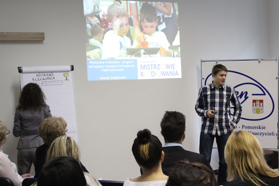 Maciej Gołębioski prezentuje założenia Mistrzowie Kodowania