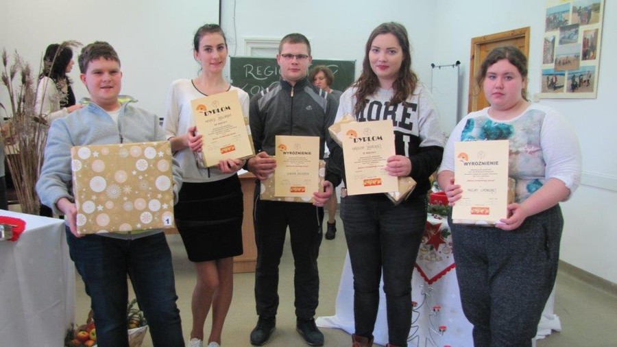 Uczestnicy konkursu z dyplomami