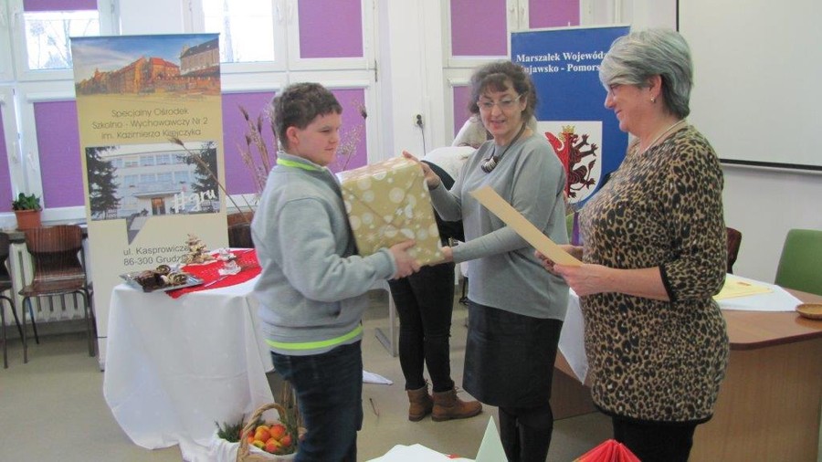 Wręczenie nagrody laureatowi