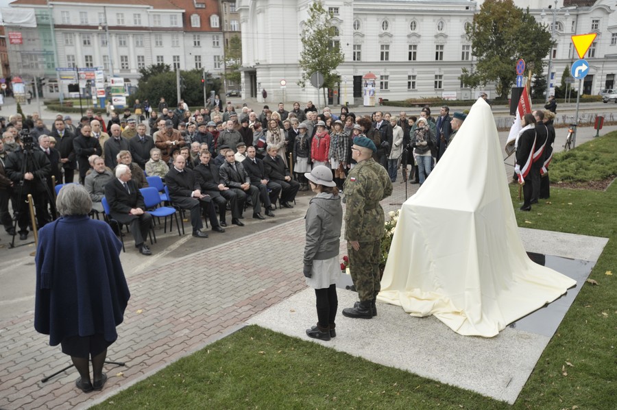 Odsłonięcie pomnika Władysława Raczkiewicza przed Urzędem Marszałkowskim w Toruniu, 25 października 2010r.