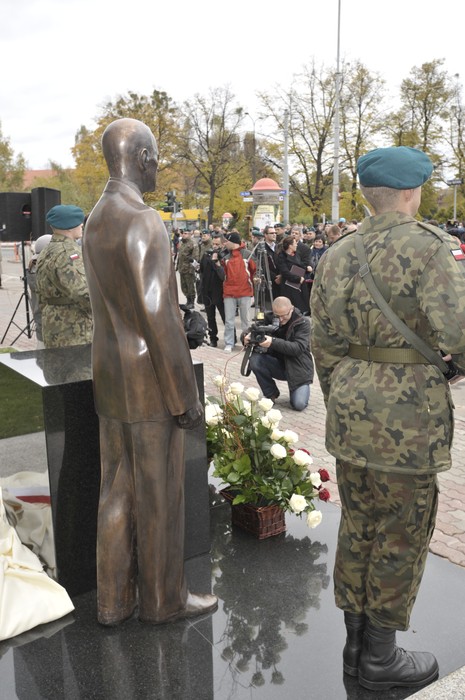 Odsłonięcie pomnika Władysława Raczkiewicza przed Urzędem Marszałkowskim w Toruniu, 25 października 2010r.