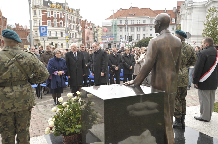 Odsłonięcie pomnika Władysława Raczkiewicza przed Urzędem Marszałkowskim w Toruniu, 25 października 2010r.