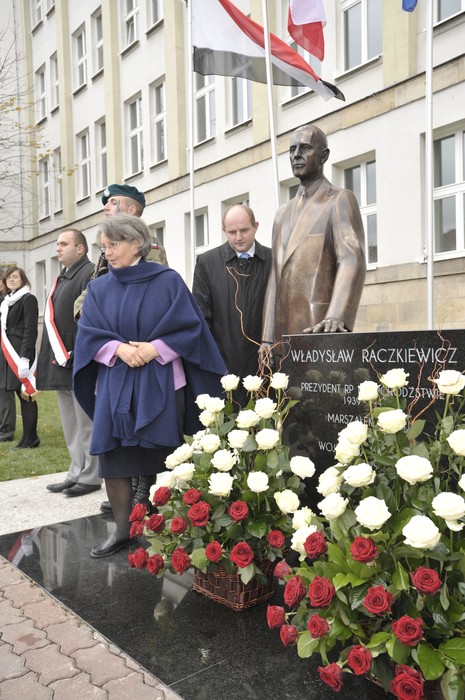 Odsłonięcie pomnika Władysława Raczkiewicza przed Urzędem Marszałkowskim w Toruniu, 25 października 2010r.