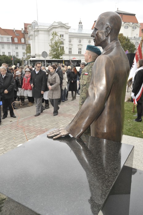 Odsłonięcie pomnika Władysława Raczkiewicza przed Urzędem Marszałkowskim w Toruniu, 25 października 2010r.