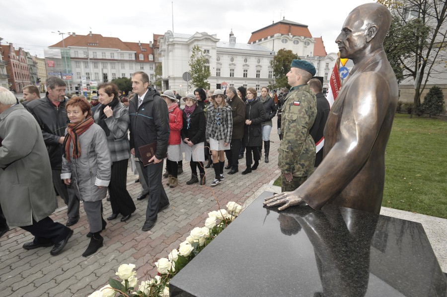 Odsłonięcie pomnika Władysława Raczkiewicza przed Urzędem Marszałkowskim w Toruniu, 25 października 2010r.