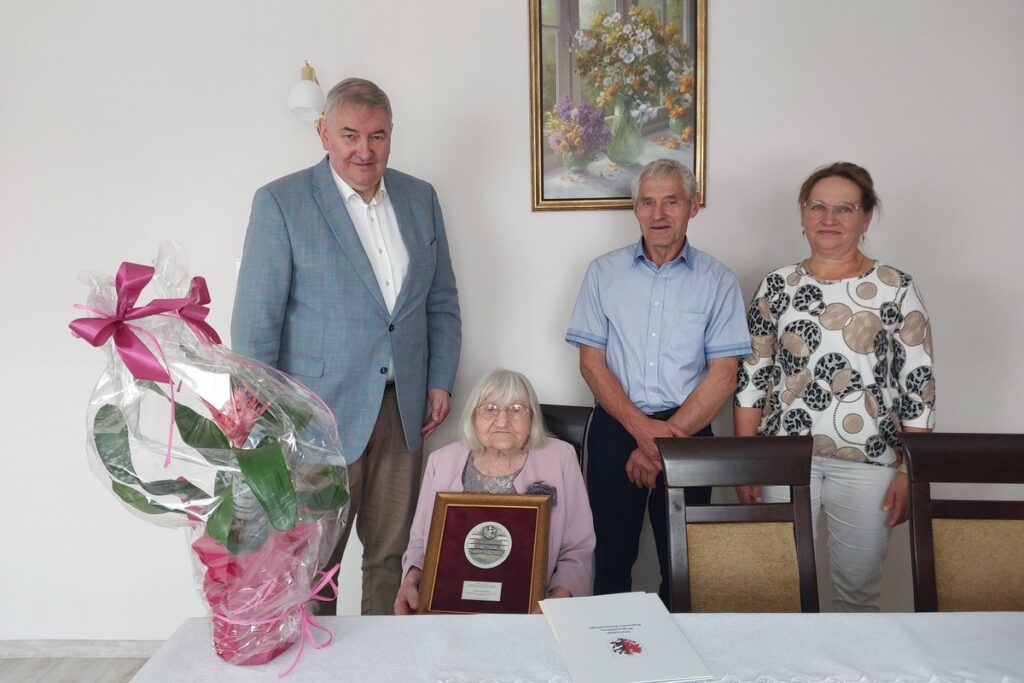 Irena Marta Chechła wraz z członkami rodziny i radnym województwa