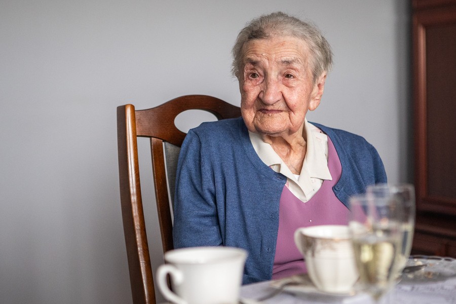 Wręczenie medalu stuletniej Władysławie Bajakowskiej, fot. Szymon Zdziebło/tarantoga dla UMWKP