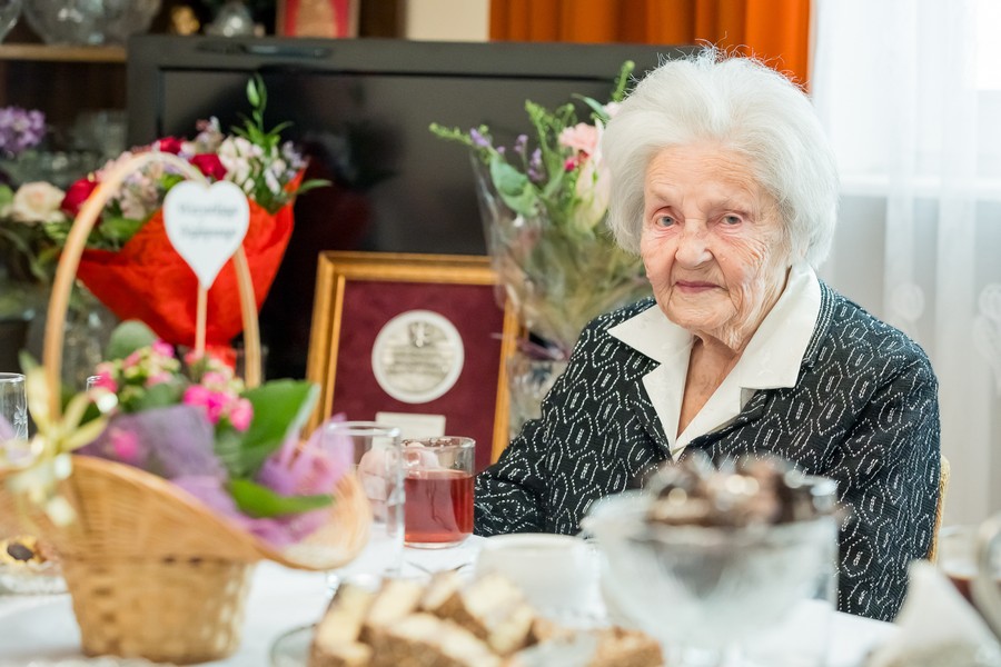 Wręczenie medalu stuletniej Janinie Bigoń, fot. Tomasz Czachorowski dla UMWKP