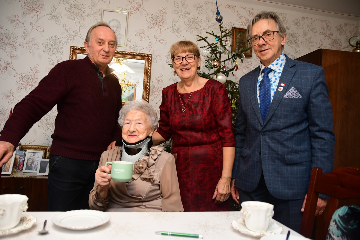Wręczenie medalu stuletniej Halinie Hincy, fot. Piotr Paterski/Tygodnik Tucholski