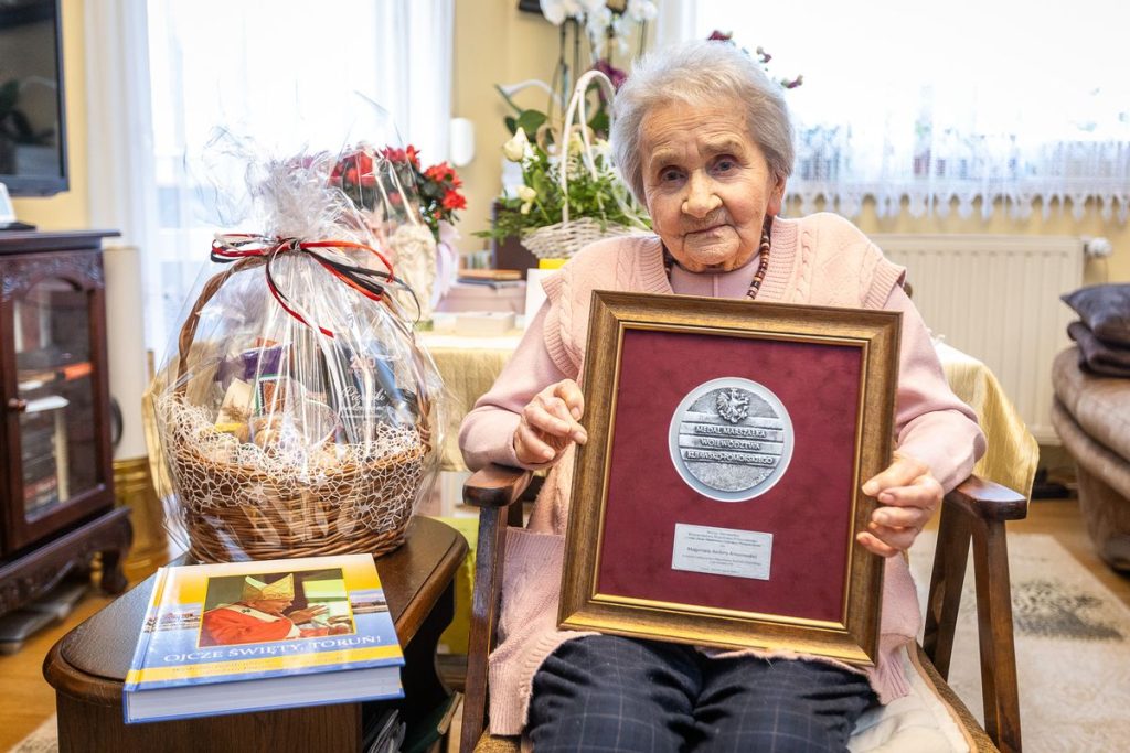 Wręczenie medalu Małgorzacie Barbarze Kruszewskiej, fot. Szymon Zdziebło/www.tarantoga.pl dla UMWKP