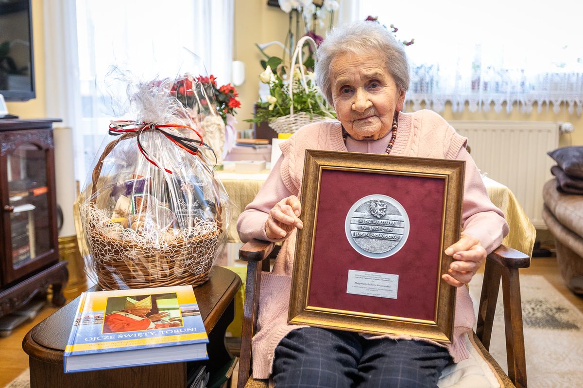 Wręczenie medalu Małgorzacie Barbarze Kruszewskiej, fot. Szymon Zdziebło/www.tarantoga.pl dla UMWKP