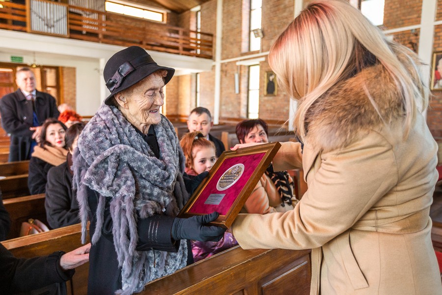 Wręczenie medalu Unitas Durat Czesławie Borkowskiej, fot. Szymon Zdziebło/tarantoga.pl dla UMWKP