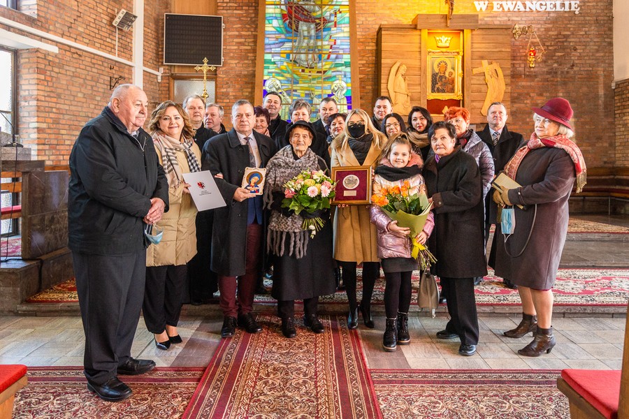 Wręczenie medalu Unitas Durat Czesławie Borkowskiej, fot. Szymon Zdziebło/tarantoga.pl dla UMWKP