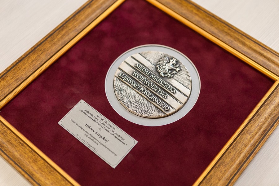 Wręczenie medalu Unitas Durat pani Helenie Brzyckiej, fot. Szymon Zdziebło tarantoga.pl dla UMWKP