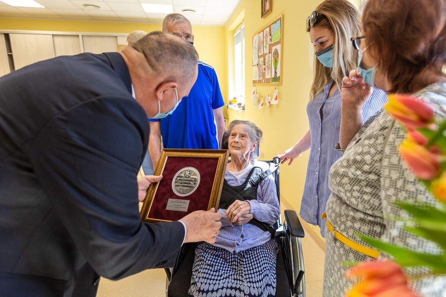 Wręczenie medalu Unitas Durat pani Helenie Brzyckiej, fot. Szymon Zdziebło tarantoga.pl dla UMWKP
