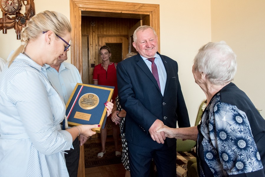 Członek zarządu Aneta Jędrzejewska z wizytą w domu Zofii Ciarkowskiej fot. Łukasz Piecyk