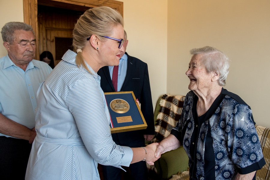 Członek zarządu Aneta Jędrzejewska z wizytą w domu Zofii Ciarkowskiej fot. Łukasz Piecyk