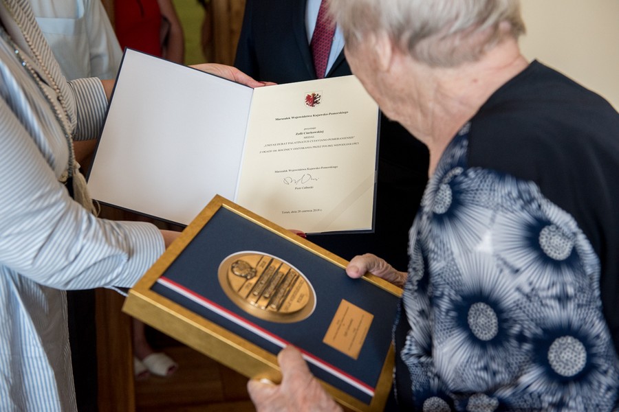 Członek zarządu Aneta Jędrzejewska z wizytą w domu Zofii Ciarkowskiej fot. Łukasz Piecyk