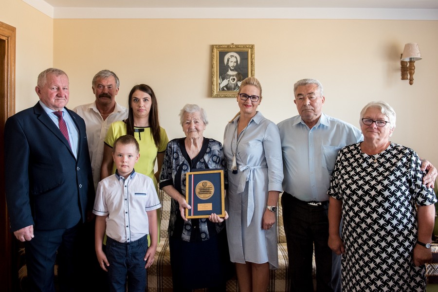 Członek zarządu Aneta Jędrzejewska z wizytą w domu Zofii Ciarkowskiej fot. Łukasz Piecyk