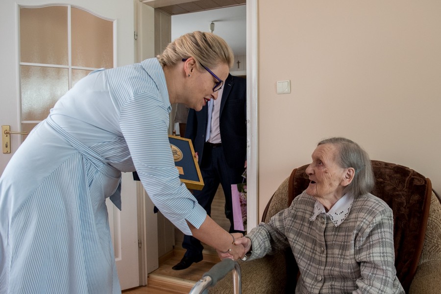 Członek zarządu Aneta Jędrzejewska z wizytą w domu Lucyny Głowińskiej fot. Łukasz Piecyk
