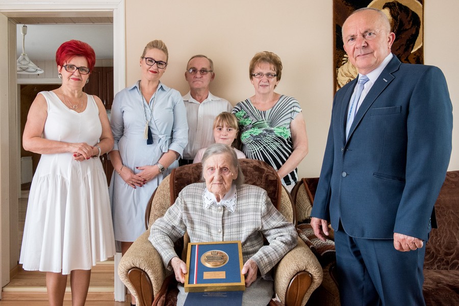 Członek zarządu Aneta Jędrzejewska z wizytą w domu Lucyny Głowińskiej fot. Łukasz Piecyk