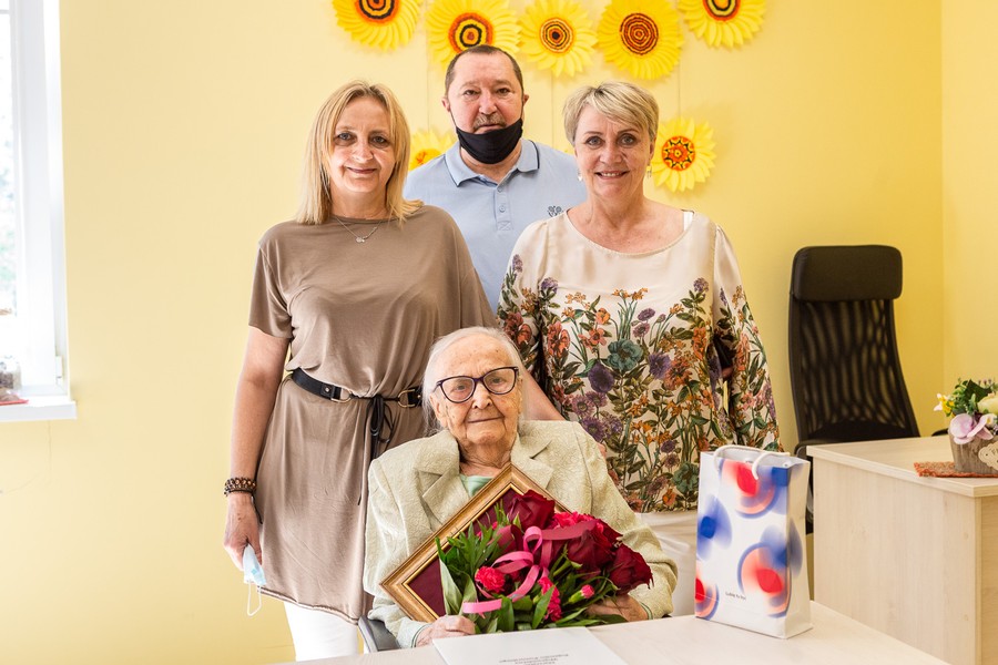 Wręczenie medalu Unitas Durat pani Anieli Hałas, fot. Szymon Zdziebło tarantoga.pl dla UMWKP
