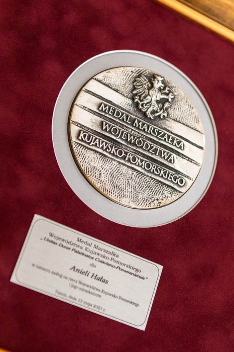 Wręczenie medalu Unitas Durat pani Anieli Hałas, fot. Szymon Zdziebło tarantoga.pl dla UMWKP