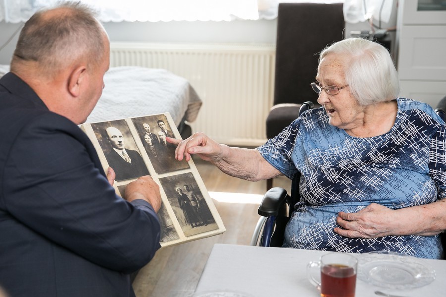 Wręczenie medalu Pani Kazimierze Karwackiej, fot. Andrzej Goiński dla UMWKP