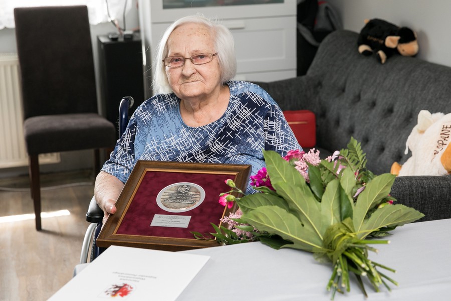Wręczenie medalu Pani Kazimierze Karwackiej, fot. Andrzej Goiński dla UMWKP