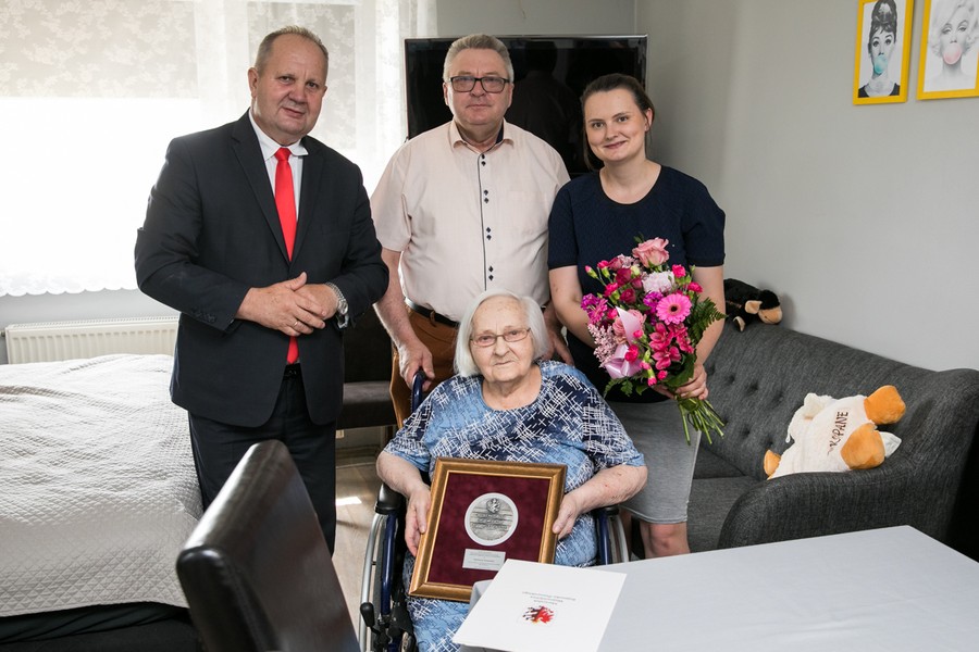 Wręczenie medalu Pani Kazimierze Karwackiej, fot. Andrzej Goiński dla UMWKP