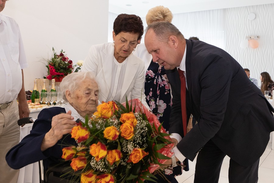 Wręczenie medalu pani Łucji Mańskiej, fot. Mikołaj Kuras dla UMWKP
