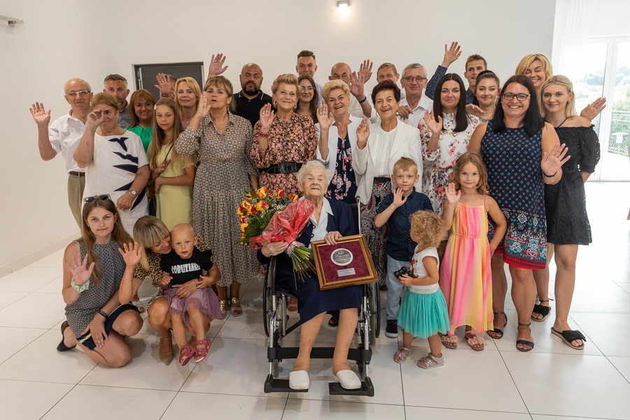 Wręczenie medalu pani Łucji Mańskiej, fot. Mikołaj Kuras dla UMWKP