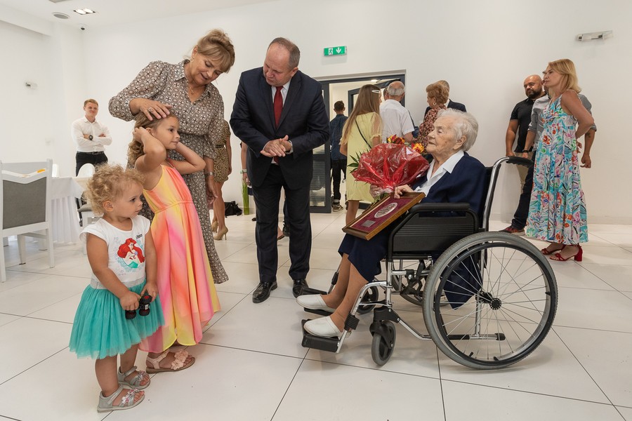 Wręczenie medalu pani Łucji Mańskiej, fot. Mikołaj Kuras dla UMWKP