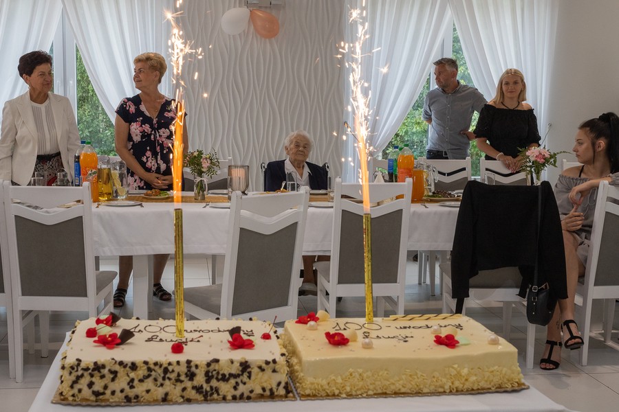 Wręczenie medalu pani Łucji Mańskiej, fot. Mikołaj Kuras dla UMWKP