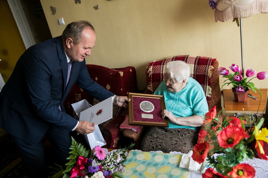 Wręczenie medalu pani Helenie Pawłowskiej, fot. Andrzej Goiński UMWKP