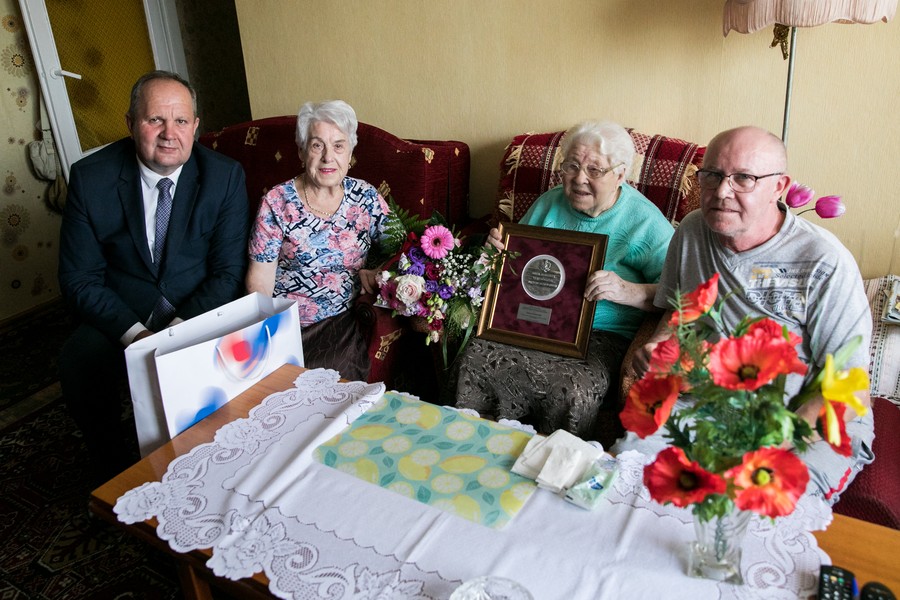 Wręczenie medalu pani Helenie Pawłowskiej, fot. Andrzej Goiński UMWKP