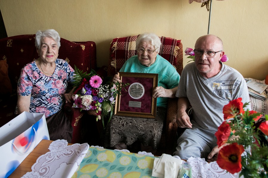 Wręczenie medalu pani Helenie Pawłowskiej, fot. Andrzej Goiński UMWKP