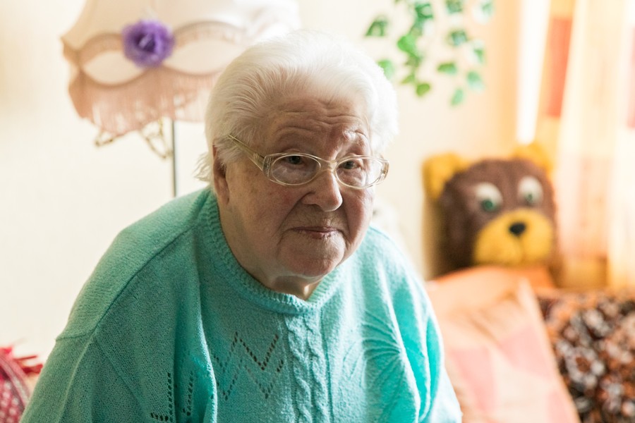 Wręczenie medalu pani Helenie Pawłowskiej, fot. Andrzej Goiński UMWKP