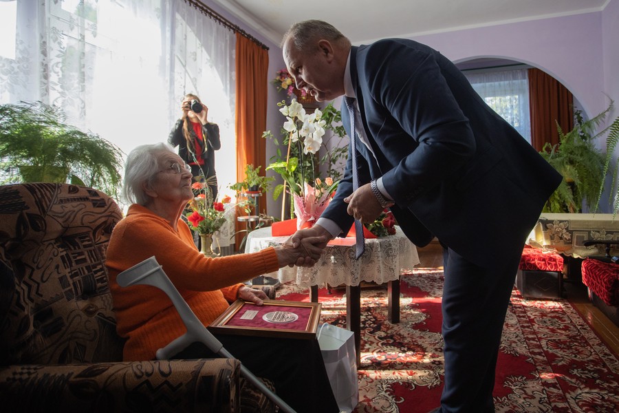 Wręczenie medalu Walerii Szczołchor, for. Mikołaj Kuras