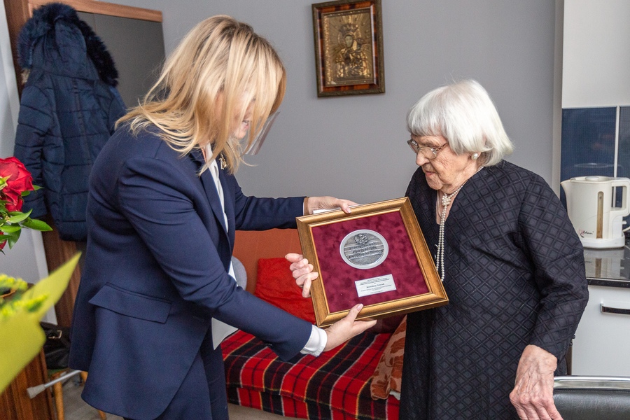 Wręczenie medalu pani Bronisławie Tomczak, fot. Szymon Zdziebło/tarantoga.pl dla UMWKP