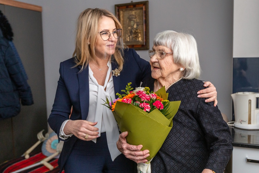 Wręczenie medalu pani Bronisławie Tomczak, fot. Szymon Zdziebło/tarantoga.pl dla UMWKP