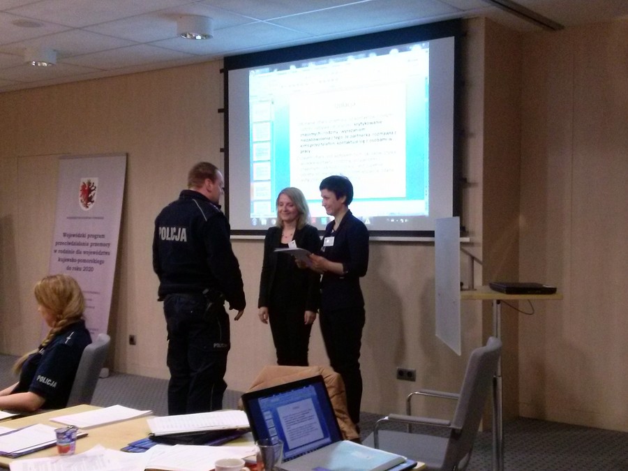 wręczanie zaświadczeń o ukończeniu szkolenia uczestnicy szkolenia „Rola funkcjonariuszy Policji w przeciwdziałaniu przemocy w rodzinie w środowisku lokalnym”, 29.02.2016 r., fot. Biuro Wsparcia Rodziny i Przeciwdziałania Przemocy