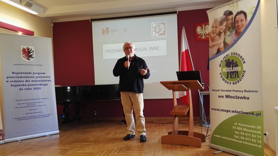 pan Krzysztof Sarzała prowadzący wykład w czasie konferencji Przeciwdziałanie przemocy w rodzinie – działania skoncentrowane na współpracy, Włocławek, 3 czerwca 2016 r., fot. Biuro Wsparcia Rodziny i Przeciwdziałania Przemocy