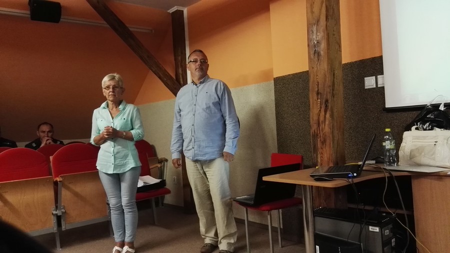 Maria Jankowska-Polus i Marek Kolinski – trenerzy prowadzący szkolenia „Rola funkcjonariuszy Policji w przeciwdziałaniu przemocy w rodzinie w środowisku lokalnym”, Radziejów, 7.06.2016 r., fot. Biuro Wsparcia Rodziny i Przeciwdziałania Przemocy